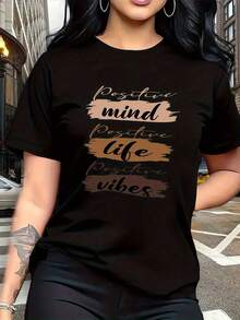Las impresiones de letras con expresiones visuales de auto-motivación, como "Mente Positiva", "Vida Positiva", "Vibraciones Positivas", son modernas y a la moda. La camiseta de manga corta para mujer, de cuello redondo, sencilla y versátil, es adecuada para el ocio, los viajes, las vacaciones y otras actividades. 2CBJ - Negro - Ver 1