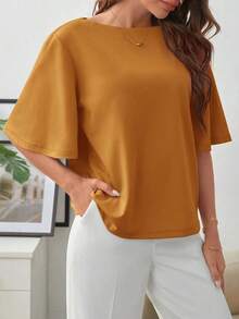Camiseta elegante y minimalista de mujer con cuello de barco, hombros caídos y mangas cortas, de unicolor - Amarillo Mostaza - Ver 6