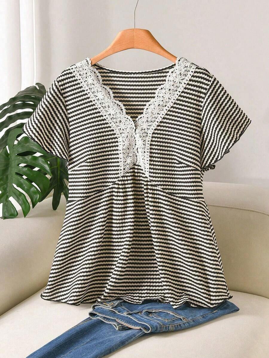 CosyJoli Camiseta de mujer de talla grande con cuello en V, parche de encaje y textura a rayas en forma de A - Blanco y Negro - Ver 1