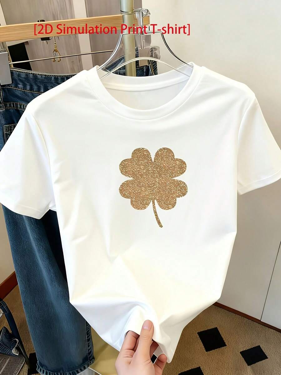 Short-Sleeved T-Shirt With A Four-Leaf Clover Print And Shimmering Gold Lucky Accents. Simple And Elegant Crew Neck Design. Suitable For Women In Spring, Summer, And Autumn. Heart-Shaped Gold Four-Leaf Clover, A Symbol Of Irish Good Luck. Ideal - 白色 - 查看 1