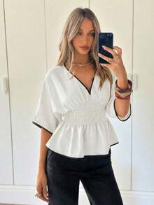 Blusa casual de mujer con cuello en V profundo, ribete de contraste, cintura fruncida, manga corta, adecuada para vacaciones y playa - Blanco - Ver 5
