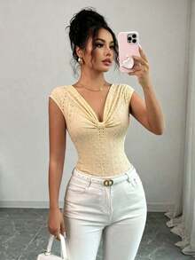 Camiseta de verano para mujer con diseño jacquard de textura ondulada, cuello en V ajustado, mangas cortas que cubren los hombros, estilo francés chic, color rosa, dulce y elegante, juvenil, uso versátil diario - Amarillo claro - Ver 2