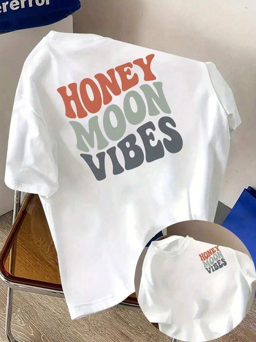 New Men's T-Shirt Made Of 180g Heavyweight Cotton, Featuring A HONEY MOON VIBES Print On The Front And Back. This Fashionable Short-Sleeved T-Shirt Is Suitable For Casual Daily Wear And Outdoor Fitness Activities. It Features A Unique Double-Sided Pattern Design, Perfect For Spring And Autumn As An Inner Layer And For Summer As A Standalone Garment. Unisex. - 白色 - 查看 1
