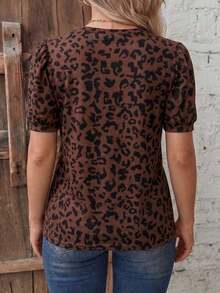 Camiseta básica de talla grande con cuello redondo, manga corta tipo globo, estampado de leopardo en color negro sobre base de color café, de estilo retro y casual - Multicolor - Ver 2