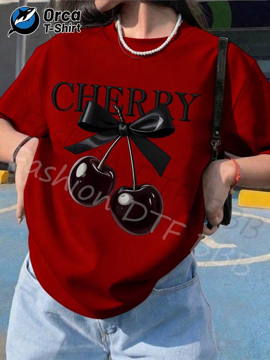 This Casual Women's Short-Sleeve Tee, Ideal For Summer Vacations, Features A Shiny Black Bow And Cherry Print. Made From 100% Fabric, It Weighs 6.35 Ounces. An Orca Brand Product, Embodying Y2K Style, It's Perfect For Summer Leisure Outings, Outdoor Adventures, Vacations, Or As A Thoughtful Gift. - 紅色 - 查看 1