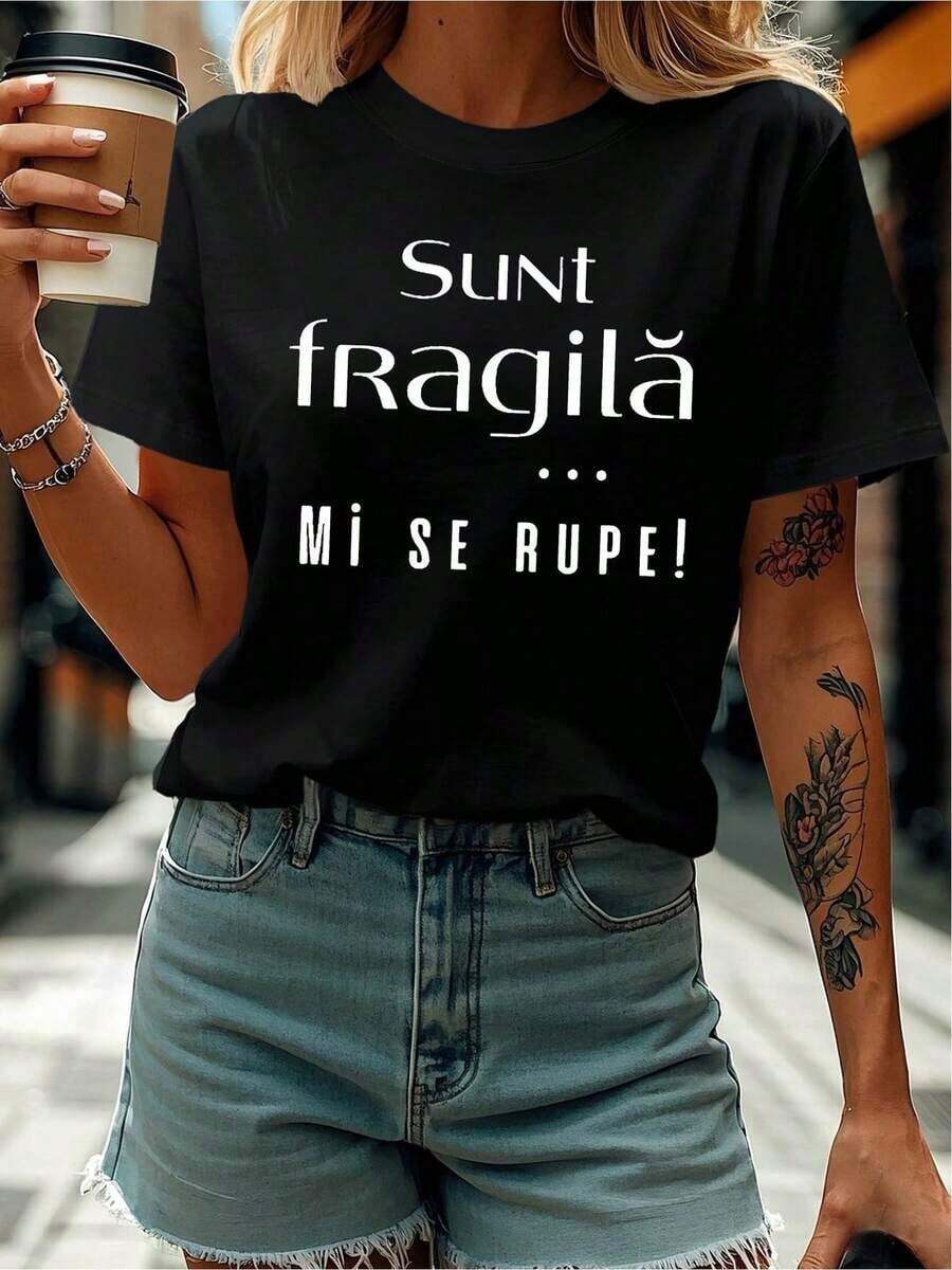 Unique T-Shirt With A Y2K Design And A Bold Message That Reads "Sunt Fragilă Mi Se Rupe" (It's Fragile, My Rock), Ideal For Those Seeking Style And Originality In Their Wardrobe. Perfect For Any Occasion, It Highlights Your Personality And Confidence. - 黑色 - 查看 1