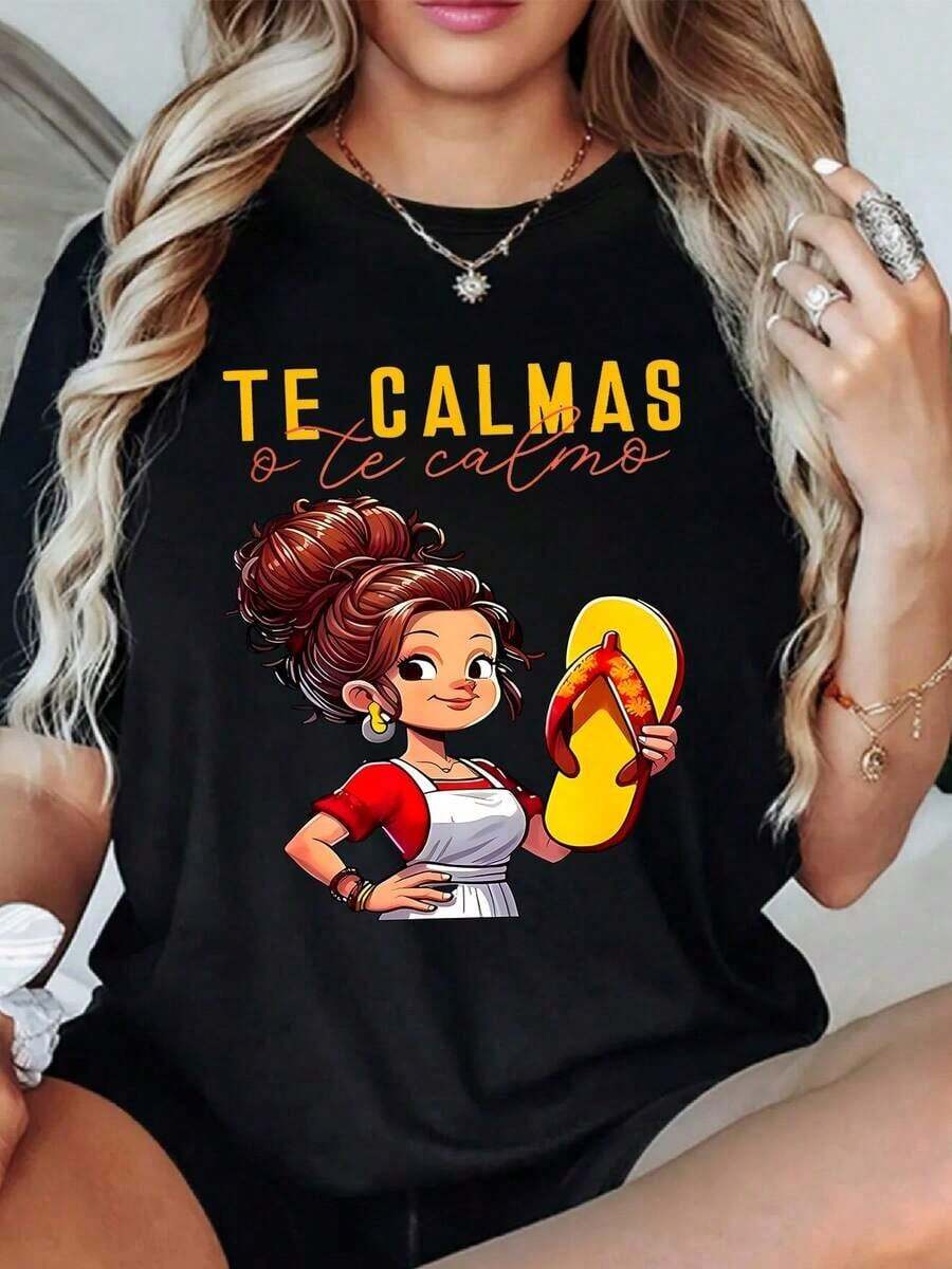 100% Cotton. Fun Illustration Of A Mexican Woman With A Raised Sandal Symbolizing Family Humor And Female Strength With The Funny Phrase "Te Calmas O Te Calmo" (Calm Down Or I'll Calm You Down) In A Comic Style. Women's 100% Cotton Comfortable And Casual T-Shirt. Women's Simple Solid Color T-Shirt, Loose And Slim Fit Casual Short Sleeve - 黑色 - 查看 1
