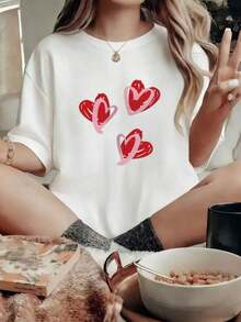 Premium Quality And Comfortable Black Casual T-Shirt, Decorated With Three Red Hearts Outlined In Pink, Long Wavy Blonde Hair, A Gold Necklace With A Small Round Pendant, Peace Symbol, White Nails, Textured Gray Socks, White Undershirt, A White Bowl Full Of Brown Nuts, Short Sleeve Shirt With Dark Blue Print, Personalized Gift Idea. - 白色 - 查看 7