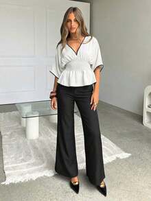Blusa casual de mujer con cuello en V profundo, ribete de contraste, cintura fruncida, manga corta, adecuada para vacaciones y playa - Blanco - Ver 3