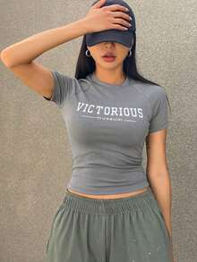 Camiseta de manga corta de verano para mujer, de corte slim, con diseño de manga raglán y estampado de letras, camisetas gráficas de corte crop para mujer - Gris - Ver 2