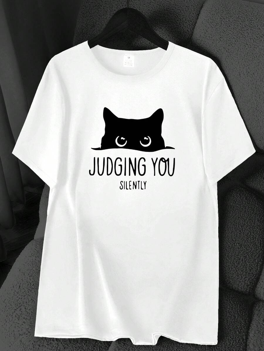 T-Shirt With "Judging You" Print. Available In 6 Colors, Short Sleeves, Round Neck, High-Stretch Casual Sports Top. Machine Washable. Suitable For Spring And Summer. Can Be Worn In All Seasons. Women's Clothing. Elegant Party Outfit, T-Shirt For Elegant Ladies, Blouses Suitable For Curvy Women, Casual Wear, Cool And Sweat-Free Summer Wear, Fun Letter Print. - 白色 - 查看 1
