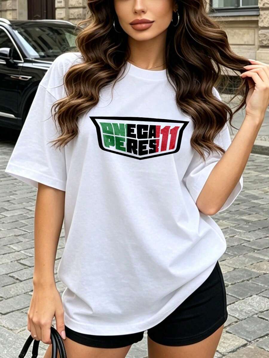 Camiseta de manga corta con cuello redondo suave y casual para mujer, el estampado gráfico Checo Perez 11 es perfecto para usar en primavera y verano. Negro. - Blanco - Ver 1