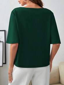 Camiseta elegante y minimalista de mujer con cuello de barco, hombros caídos y mangas cortas, de unicolor - Verde Oscuro - Ver 3