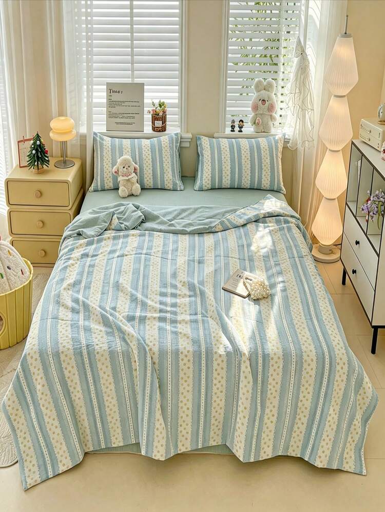 Bộ ga trải giường 4 món kiểu dáng dễ thương màu xanh nhạt và kem kẻ sọc ren hình trái tim (1 ga trải giường + 2 vỏ gối + 1 ga phủ, không kèm ruột chăn), bộ ga trải giường in hai mặt AB, chất liệu cotton jacquard mềm mại, thoáng khí, thích hợp cho phòng ngủ, phòng khách. - Trái tim của đại dương - Xem 9