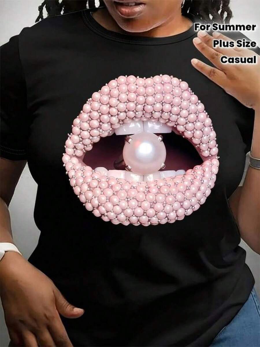 100% Algodón Premium 180g : Camiseta única para verano con diseño de labios brillantes y perla en el centro ideal para un look casual y moderno. Perfecta para resaltar tu estilo y personalidad. Atrévete a lucir la moda y2k con esta prenda plus size que no puede faltar en tu armario.. Ropa de Moda Casual Suave y Transpirable para Diario - Negro - Ver 1