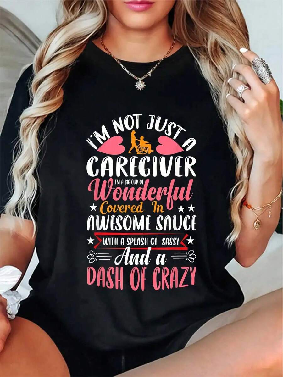 Camiseta Divertida para Cuidadores de Tallas Grandes con Estilo Curvo - Lema "Soy Más que un Simplemente Cuidador" con íconos (enfermera, médico, asistente de cuidados) - Camiseta 100% casual de manga corta - Una idea de regalo para trabajadores de la salud - Corte elástico y relajado - Negro - Ver 1