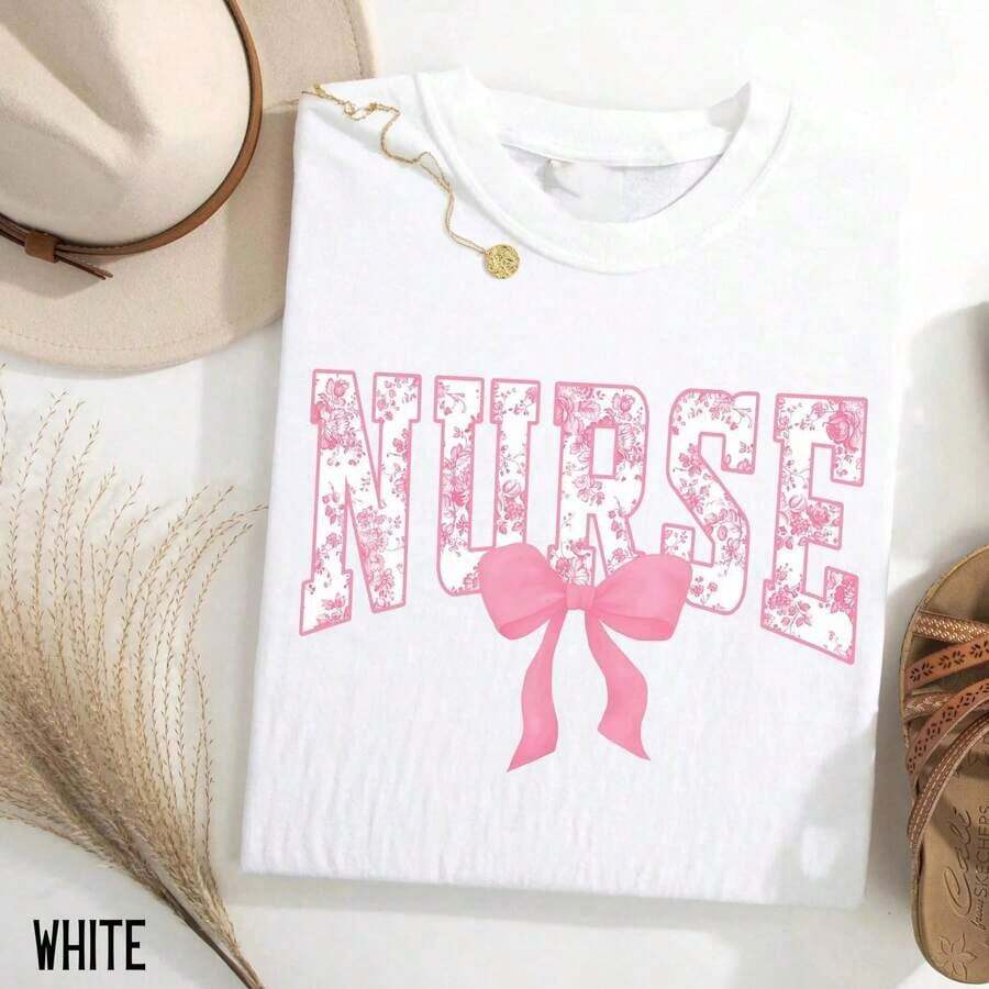 [Camiseta Gráfica] Camiseta de Enfermera con Lazo 100% Algodón, Camiseta de Enfermera Coqueta Rosa, Regalo para Enfermeras, Camiseta Floral de Enfermera, Camiseta de Enfermera Registrada Toile De Jouy, Camisetas de Primavera, Camisas de Verano, Camiseta de Manga Corta de Otoño, Camiseta Tallas S-7XL para Todo Tipo de Cuerpo, Perfecta para Citas, Actividades al Aire Libre y Uso Casual, Transpirable y Cómoda. - Blanco - Ver 1