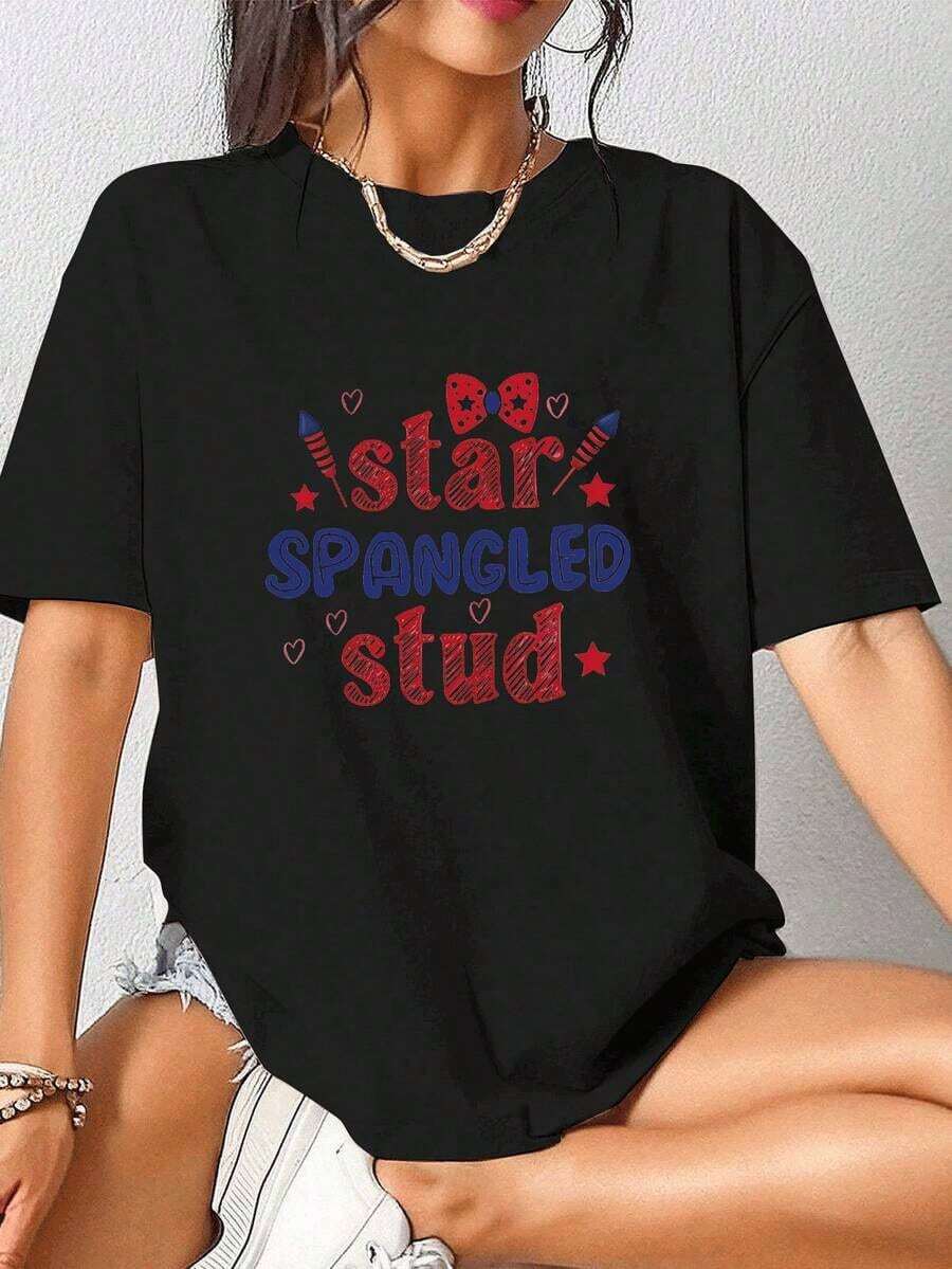 Premium Quality Women's Short-Sleeved Cotton T-Shirt With A Printed Design, Casual And Slim Fit. The Shirt Features A Beautiful American Flag And Stars Print. It's Soft, Comfortable, And Suitable For Everyday Wear. A Versatile Top That Goes With Everything. . - 黑色 - 查看 1