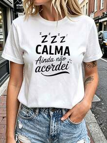 Portuguese Humorous Expression To Wake Up: CALM Ainda Não Acordei. Women's Plus Size Short Sleeve T-Shirt, Round Neck, Textured Print, Spring/Summer Fashion, Casual, Comfortable, Elegant, Humorous, Everyday Women's Clothing, Funny Outfit For Daily Work. - 白色 - 查看 7