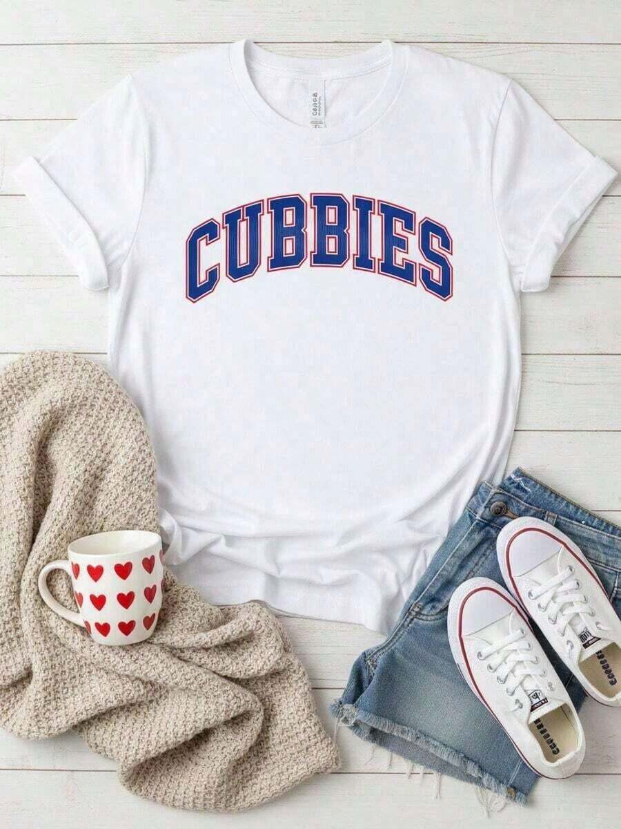Adult Chicago Cubs Baseball T-Shirt, Soft And Breathable, Graphic Print, Perfect For Game Day. Features A Crew Neck, Short Sleeves, A Retro College Style, Lettering, And Is A Great Gift For Sports Fans. Suitable For Men, Women, And Unisex. Also Available As A Graphic Tee, Stylish Blouse, Summer Top, Casual T-Shirt, Summer Tops, Summer Outfits, Or Elegant Blouses For Ladies. - 白色 2 - 查看 1