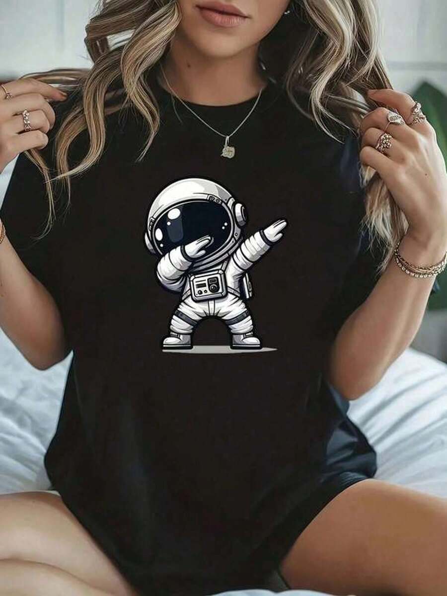Women's T-Shirt With A Creative Astronaut Print, Featuring A Round Neck And Short Sleeves. A Versatile, Casual Style Suitable For All Seasons. Perfect For Festive Looks, Gifts, And Stylish Everyday Wear; Also Ideal For Costumes, Cosplay, Club Outfits, And Valentine's Day Gifts. - 黑色 - 查看 1