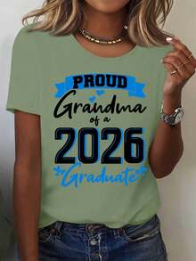 El diseño de la camiseta es "Abuela Graduada con Orgullo 2026". Es una camiseta holgada, deportiva, ideal para fiestas, linda, elegante, moderna, un buen regalo, suave, lavable a máquina, elástica, casual para el hogar, con cuello redondo y manga corta. - Verde - Ver 6
