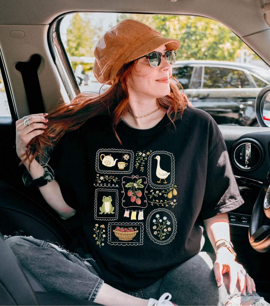 Cottagecore T-Shirt, Gardening T-Shirt, Goose T-Shirt, Spring Summer T-Shirt, Gift For Her, Frog T-Shirt, Gift For Mother, Comfortable And Soft To Wear, Cotton T-Shirt For Everyday Use. - 黑色 - 查看 1