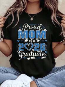 "Proud Mom Of A Class Of 2026 Graduate" T-Shirt, Graduation Gift For Mom, Class Of Graduation Celebration, Blue Design, Casual T-Shirt For Women, 220g - Urban Vintage Style, Unisex, Loose Cotton Short Sleeve T-Shirt With Round Neck, 100% Pure Cotton. - 黑色 - 查看 7