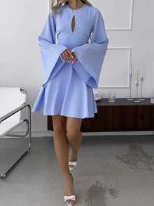 Short French Satin Party Dress With V-Neck, Open Back And Bell Sleeves, Fitted Waist - 藍色 - 查看 1