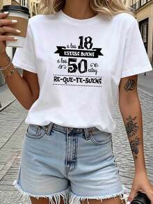 At 18 I HELP, At 50 I AM. Women's Short-Sleeved Crew Neck T-Shirt With A Retro Print Featuring A Confident Spanish Slogan, A Confident Style, And A Casual Top Perfect For Birthday Parties. This Casual Women's Short-Sleeved T-Shirt Is A Standard Size And Features A Crew Neck, 100% Cotton, And A Soft Fabric. - 白色 - 查看 1