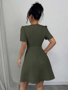Vestido mini elegante para ir a trabajar, de primavera y verano, con escote cruzado en V, doble botonadura, decoración en forma de A y mangas cortas, en color liso al estilo francés para mujeres - Verde militar - Ver 2