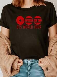 Three Red Circles With Horizontal Lines Reflect Energy, Movement, And Passion, Combined With Modern Text That Evokes Adventure And A Free Spirit. A Comfortable, Modern, Casual Women's T-Shirt For Everyday Wear. - 黑色 - 查看 8