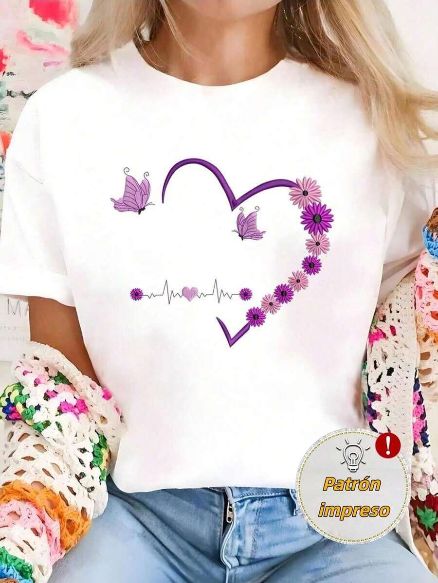 Camiseta de Verano para Mujer con Estampado de Corazón, Mariposa y Flor en Tonos Morados: Una Prenda de Estilo Delicado y Dulce con un Estampado de Corazón y Mariposa en Degradado Morado-Rosa - Blanco - Ver 1