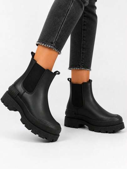 Schwarze Chelsea-Boots für Damen, mit dicker Sohle, runder Zehenpartie, zum Hineinschlüpfen, Textilinnensohle und Schaumstofffutter. Die Sohlenhöhe beträgt in Größe 36 4 cm. Frühjahr/Herbst.