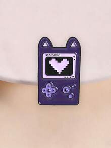 1 pieza Broche de esmalte de consola de juegos con diseño de oreja de gato pixelado, divertido texto "Cosmic" y color morado, accesorio de moda, regalo para amigos - Morado - Ver 2