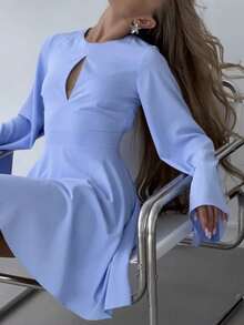 Short French Satin Party Dress With V-Neck, Open Back And Bell Sleeves, Fitted Waist - 藍色 - 查看 4
