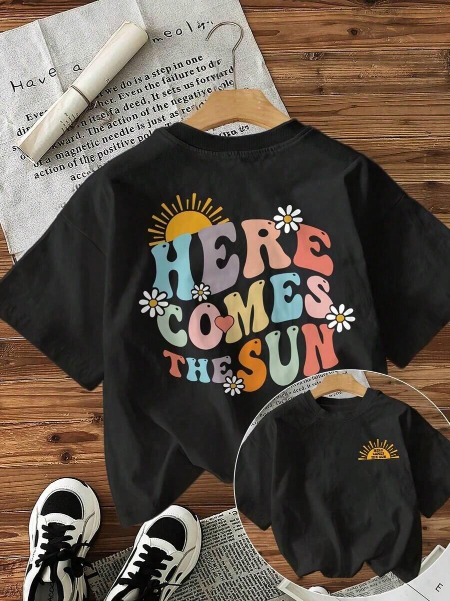 -Camisa de manga corta y cuello redondo con estampado floral y la inscripción "Here Comes" festival - Negro - Ver 1