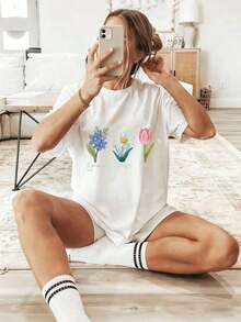 PremiumComfortable Wo White Short Sleeve T-Shirt With Colorful Floral Illustrations - Blue Forget-Me-Not Print, White Daisies, And Pink Tulips. This Relaxed-Fit Summer T-Shirt Pairs Perfectly With Ruffled Hem Shorts. Ideal For Lounging At Home, In The Living Room, Taking Selfies, Vacations, Traveling, And Casual Wear. Great Gift Idea. - 白色 - 查看 7