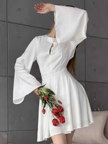 Short French Satin Party Dress With V-Neck, Open Back And Bell Sleeves, Fitted Waist - 白色 - 查看 2