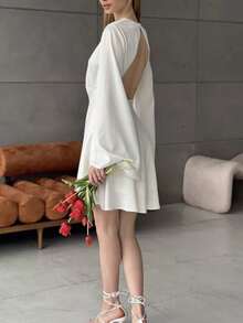 Short French Satin Party Dress With V-Neck, Open Back And Bell Sleeves, Fitted Waist - 白色 - 查看 4