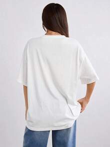 Women's Loose-Fitting T-Shirt With A Round Neck And Exquisite Print. Soft And Breathable Fabric, Comfortable To Wear, And Short Sleeves. Casual And Relaxed Fit, Versatile Style. Made From High-Quality 100% Pure Cotton (200 G). - 白色 - 查看 2