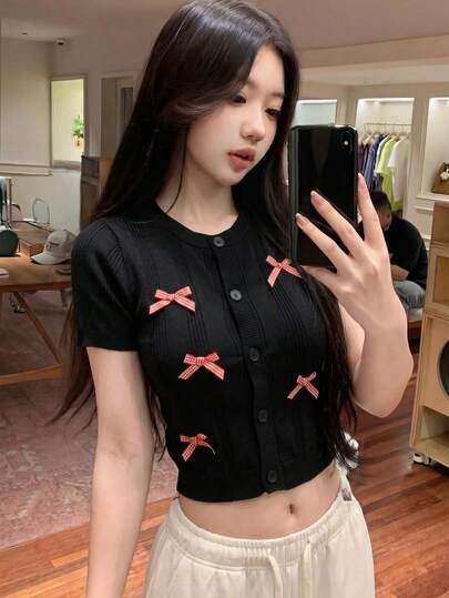夏季可爱轻薄灰色短袖圆领针织上衣，带蝴蝶结和纽扣，适合女孩、学生、约会穿着。