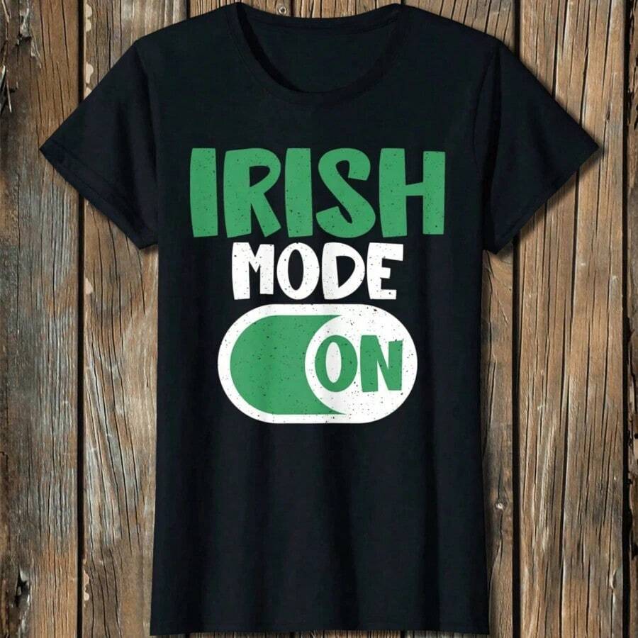 A Printed T-Shirt Made Of 180 G/M² Pure Cotton, Showcasing Irish Style With A Fun, Irish Flair. A Great Gift For Women, Featuring A Crew Neck Design. Breathable And Durable Fabric With A Special Weaving Technique. Soft, Easy To Clean, And Comfortable To Wear. Perfect For Irish Americans. Offers A Festive Style. - 黑色 - 查看 1