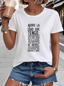 Women's T-Shirt With The Spanish Phrase "I Love The Age I Am" - Short-Sleeve Crew Neck T-Shirt With Spanish Phrase Print, Medium-Stretch Casual Blouse For Spring And Summer, Suitable For Spanish Classes, Gifts, And Comfort Outfits. Women's Casual Printed T-Shirt With Short Sleeves And Crew Neck, Local Urban Fashion For Spring/Summer. - 白色 - 查看 7
