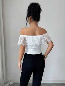 Camiseta corta de mujer ajustada con hombros descubiertos, fruncida y con adorno de encaje elegante - Blanco - Ver 2