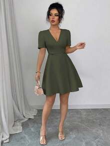 Vestido mini elegante para ir a trabajar, de primavera y verano, con escote cruzado en V, doble botonadura, decoración en forma de A y mangas cortas, en color liso al estilo francés para mujeres - Verde militar - Ver 6