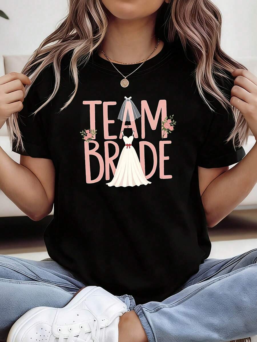 Camiseta holgada de primavera-verano para mujer con estampado de vestido de novia Y2K / velo / elemento rosa y diseño . Adecuada para fiestas de damas de honor de boda, fiestas previas a la boda, despedidas de soltera, reuniones de amigas y eventos con temática nupcial. Ropa casual de calle de manga corta con un toque distintivo. Ropa de calle de verano con estampado gráfico. - Negro - Ver 1