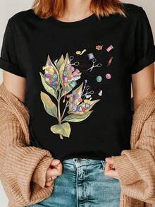 1 Funny Floral Sewing Print T-Shirt, Seed Pod Design T-Shirt With Sewing Materials, Floral Shirt With Lace And Buttons, T-Shirt For Crafters And Sewing Enthusiasts, Breathable And Machine Washable Summer Clothes For Women, Casual And Versatile Style, 180g 100% Cotton. - 白色 - 查看 7