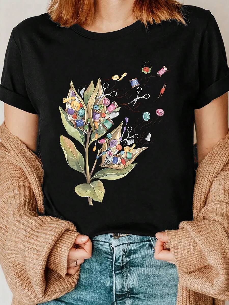 1 Funny Floral Sewing Print T-Shirt, Seed Pod Design T-Shirt With Sewing Materials, Floral Shirt With Lace And Buttons, T-Shirt For Crafters And Sewing Enthusiasts, Breathable And Machine Washable Summer Clothes For Women, Casual And Versatile Style, 180g 100% Cotton. - 黑色 - 查看 1