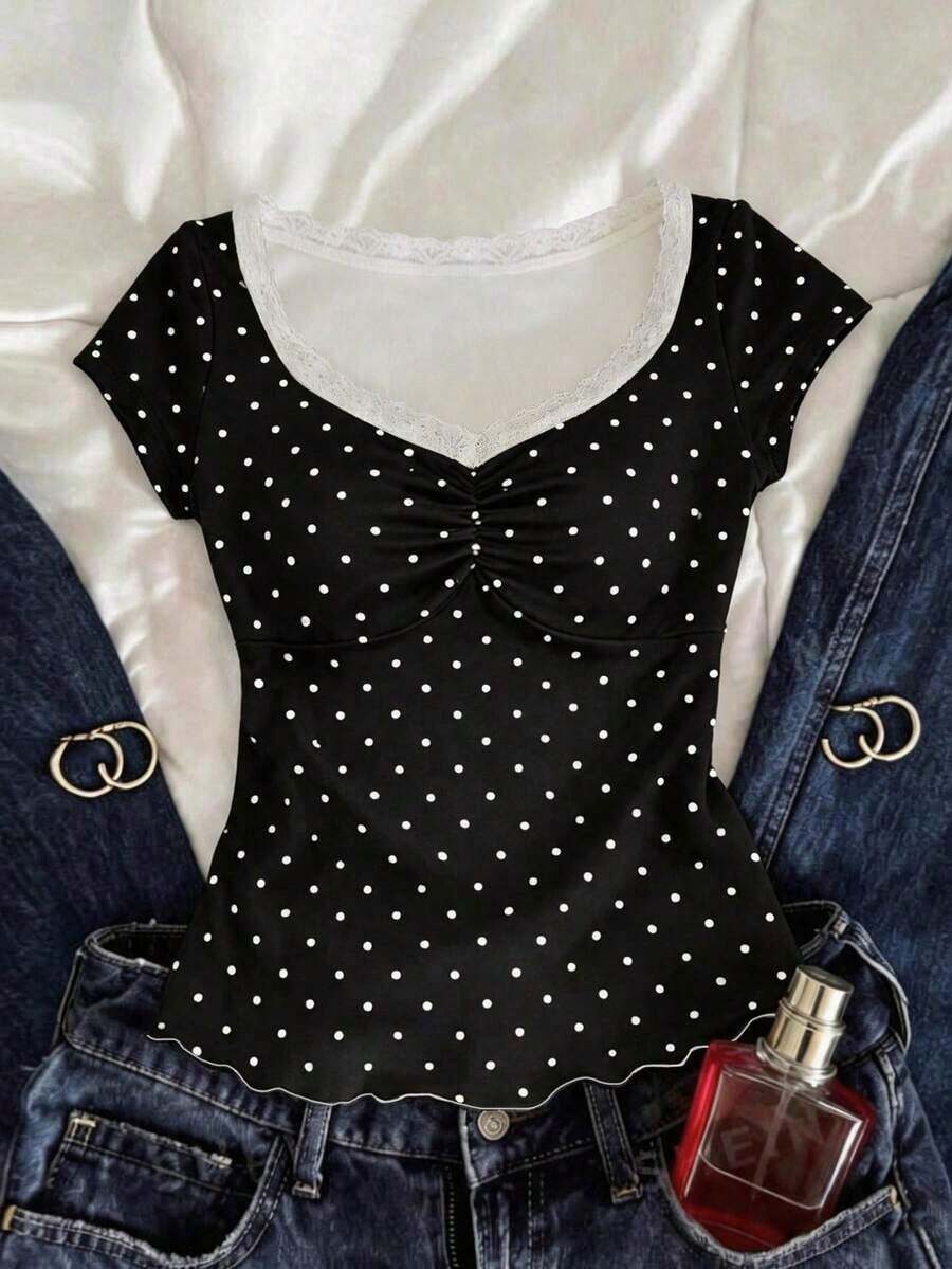 Camiseta de mujer de manga corta con cuello en V y lunares blancos de encaje, top corto con cintura fruncida y volantes en el bajo, estilo dulce y picante - Negro - Ver 1